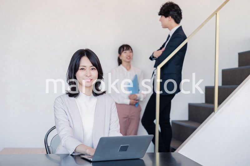 フリーアドレスのオフィスで働くビジネスウーマン