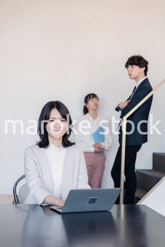 フリーアドレスのオフィスで働くビジネスウーマン