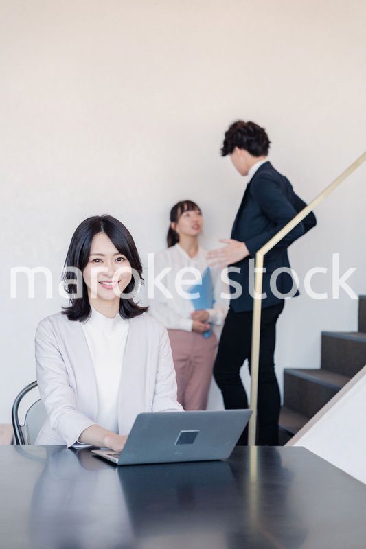 フリーアドレスのオフィスで働くビジネスウーマン