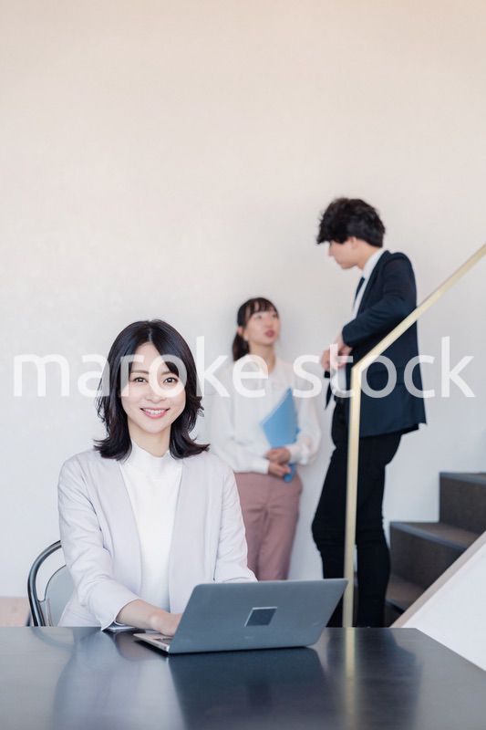 フリーアドレスのオフィスで働くビジネスウーマン