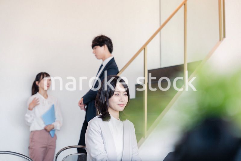 フリーアドレスのオフィスで働くビジネスウーマン