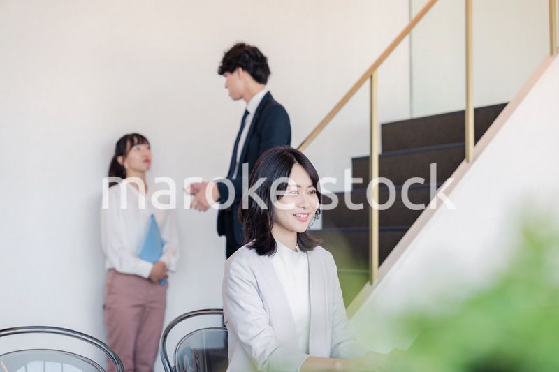 フリーアドレスのオフィスで働くビジネスウーマン