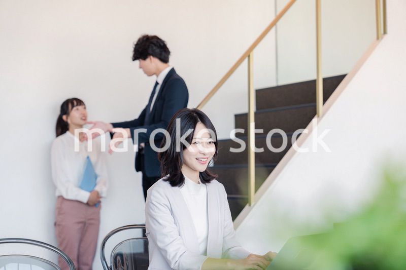 フリーアドレスのオフィスで働くビジネスウーマン