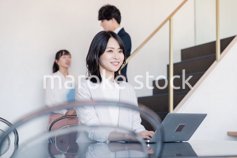 フリーアドレスのオフィスで働くビジネスウーマン