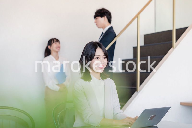 フリーアドレスのオフィスで働くビジネスウーマン