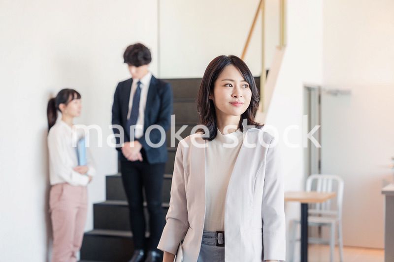 笑顔でオフィスを歩く女性経営者