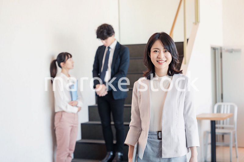 笑顔でオフィスを歩く女性経営者