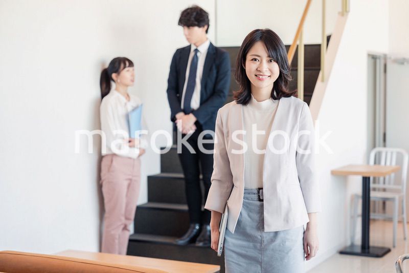 笑顔でオフィスを歩く女性経営者