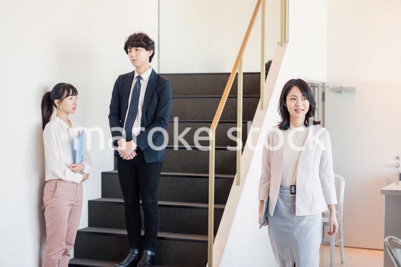 笑顔でオフィスを歩く女性経営者