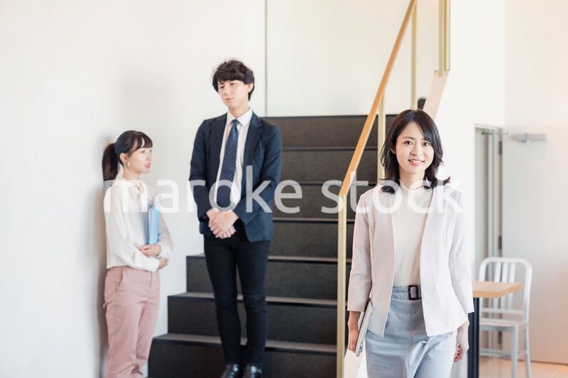 笑顔でオフィスを歩く女性経営者