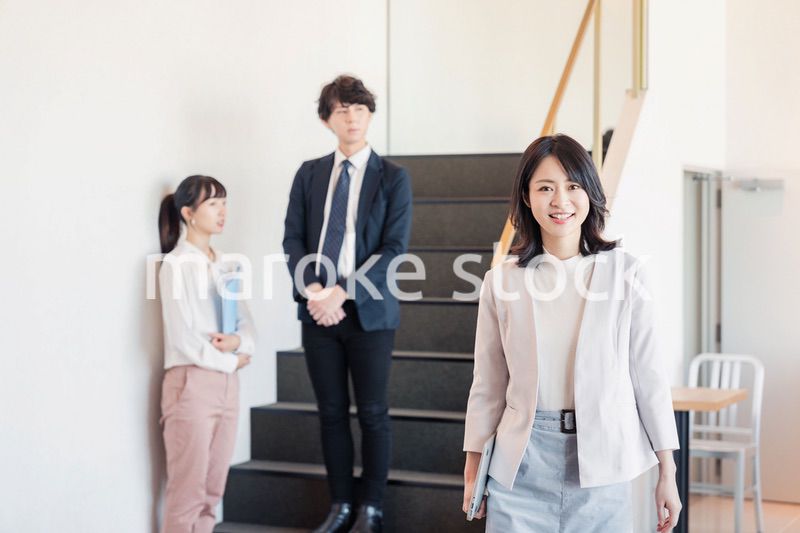 笑顔でオフィスを歩く女性経営者