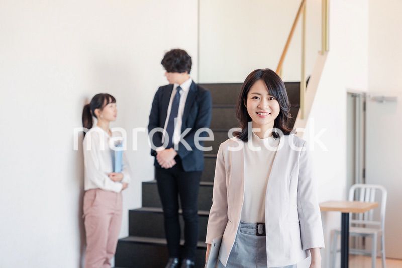 笑顔でオフィスを歩く女性経営者