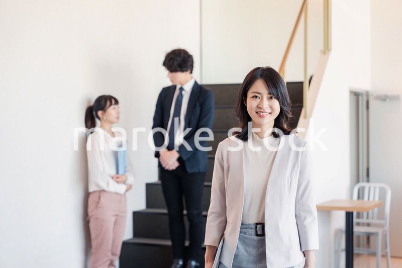 笑顔でオフィスを歩く女性経営者