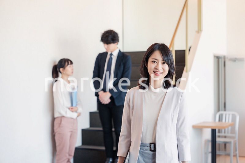 笑顔でオフィスを歩く女性経営者