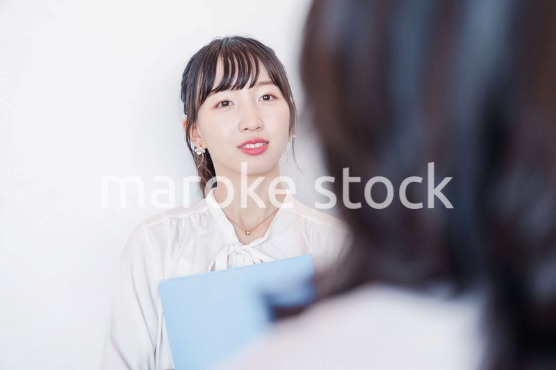 オフィスで仲良く話す若いビジネスパーソン