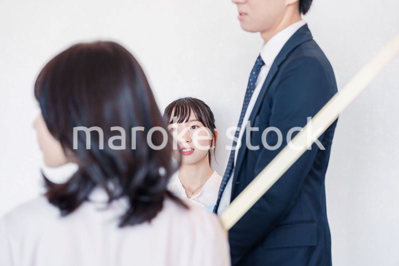 オフィスで仲良く話す若いビジネスパーソン