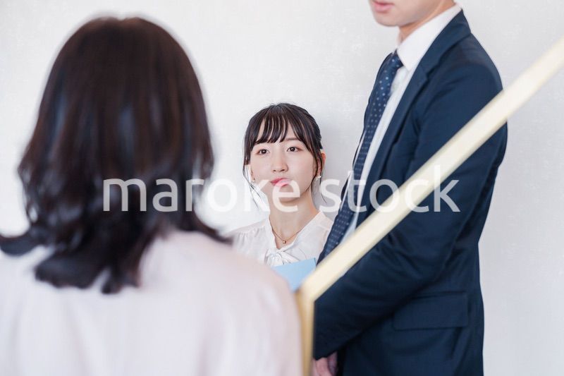 オフィスで仲良く話す若いビジネスパーソン