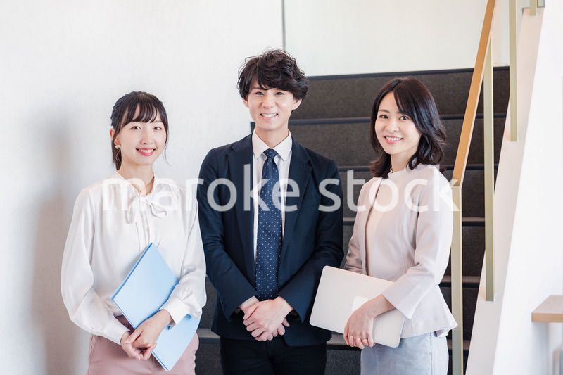 オフィスで仲良く話す若いビジネスパーソン