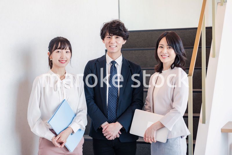 オフィスで仲良く話す若いビジネスパーソン