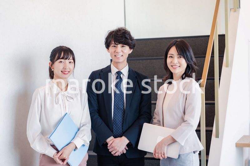 オフィスで仲良く話す若いビジネスパーソン