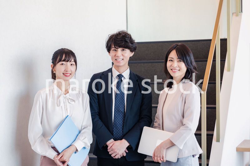 オフィスで仲良く話す若いビジネスパーソン