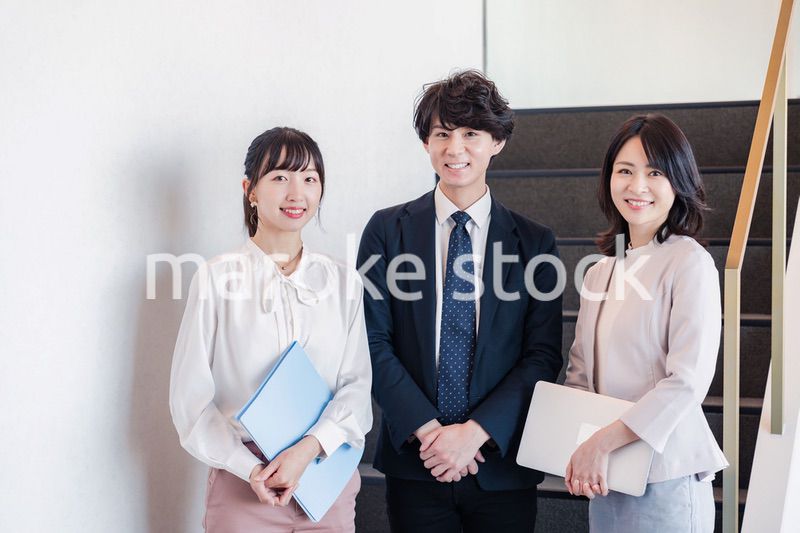 オフィスで仲良く話す若いビジネスパーソン