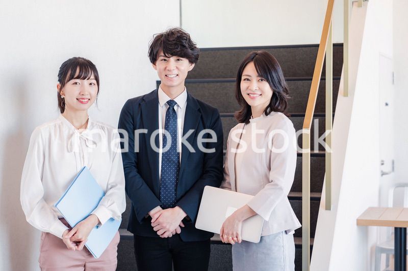 オフィスで仲良く話す若いビジネスパーソン