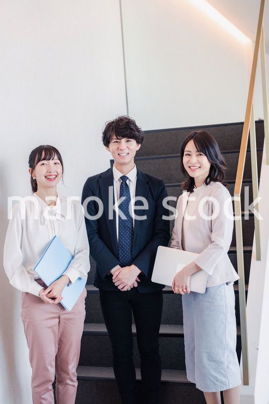 オフィスで仲良く話す若いビジネスパーソン