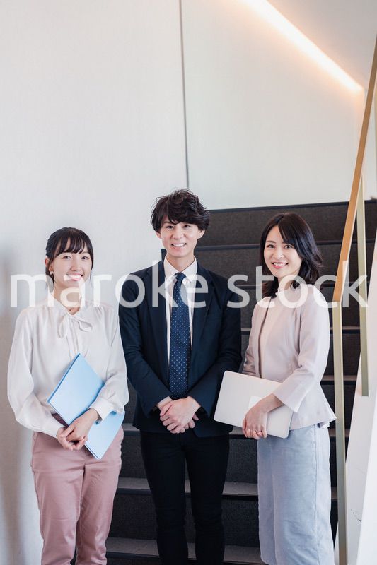 オフィスで仲良く話す若いビジネスパーソン