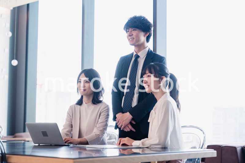 オフィスで資料を共有するビジネスパーソン