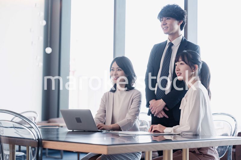 オフィスで資料を共有するビジネスパーソン