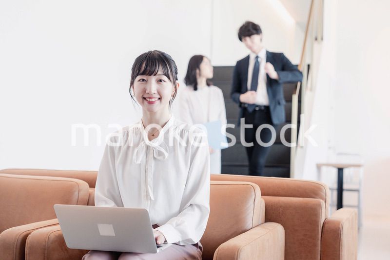 ラウンジで仕事をする若いビジネスウーマン