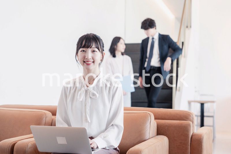 ラウンジで仕事をする若いビジネスウーマン