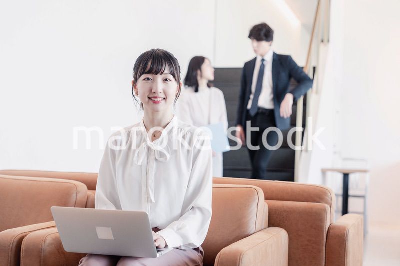 ラウンジで仕事をする若いビジネスウーマン