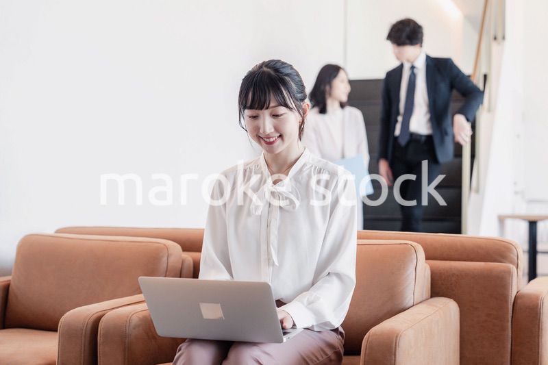 ラウンジで仕事をする若いビジネスウーマン