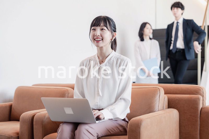 ラウンジで仕事をする若いビジネスウーマン