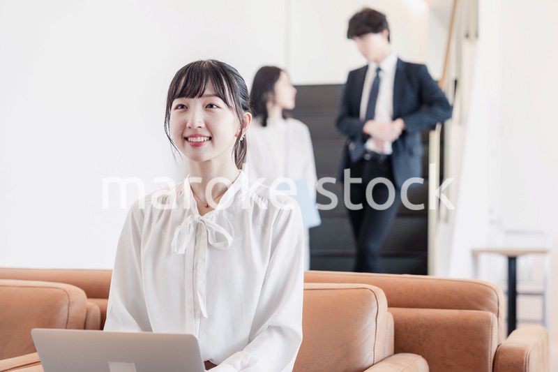ラウンジで仕事をする若いビジネスウーマン