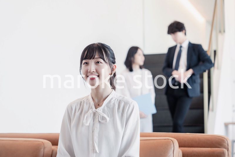 ラウンジで仕事をする若いビジネスウーマン