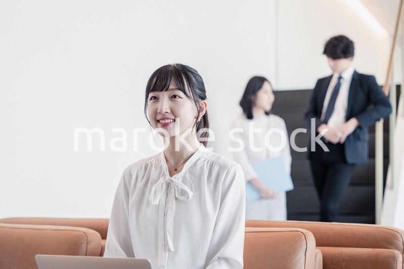 ラウンジで仕事をする若いビジネスウーマン