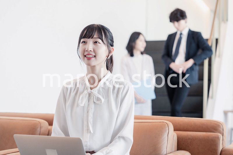 ラウンジで仕事をする若いビジネスウーマン