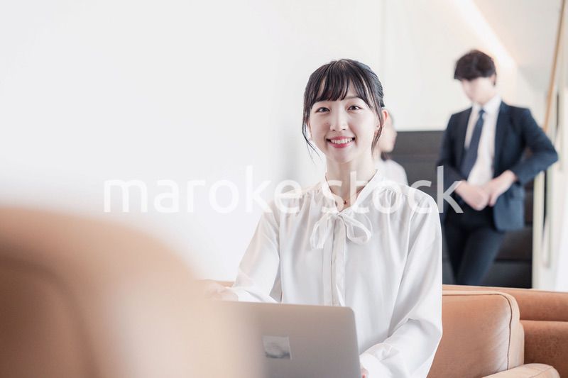 ラウンジで仕事をする若いビジネスウーマン