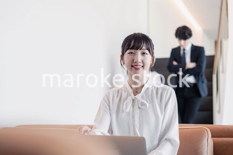 ラウンジで仕事をする若いビジネスウーマン