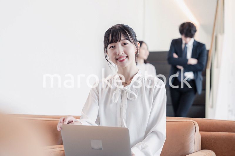 ラウンジで仕事をする若いビジネスウーマン