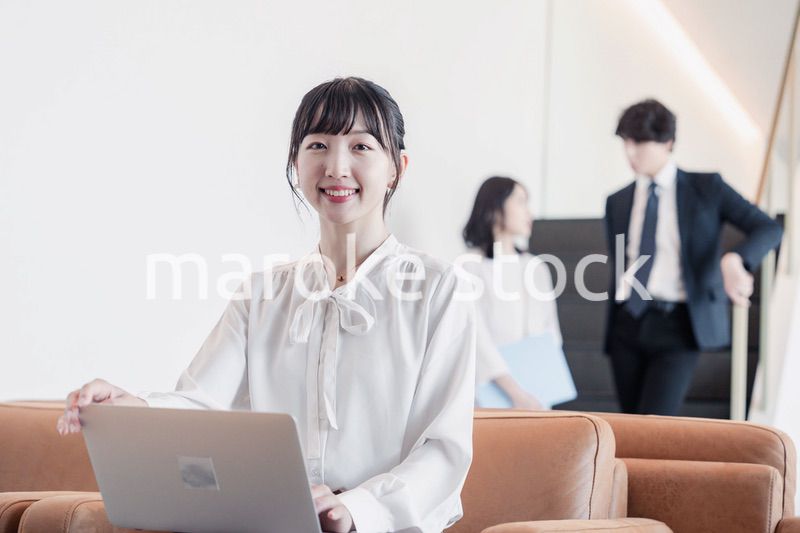 ラウンジで仕事をする若いビジネスウーマン