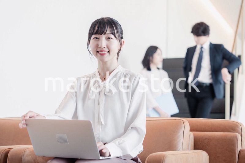 ラウンジで仕事をする若いビジネスウーマン