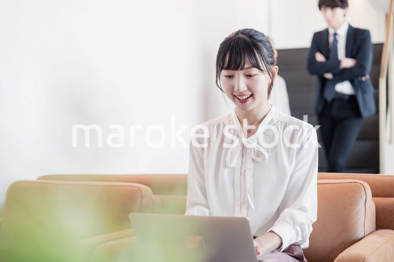 ラウンジで仕事をする若いビジネスウーマン