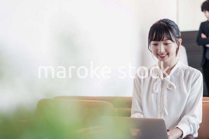 ラウンジで仕事をする若いビジネスウーマン