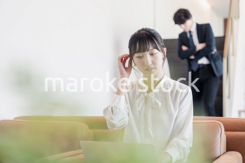 ラウンジで仕事をする若いビジネスウーマン