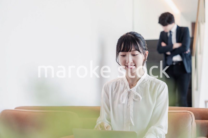 ラウンジで仕事をする若いビジネスウーマン