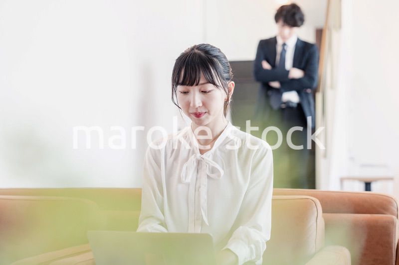 ラウンジで仕事をする若いビジネスウーマン